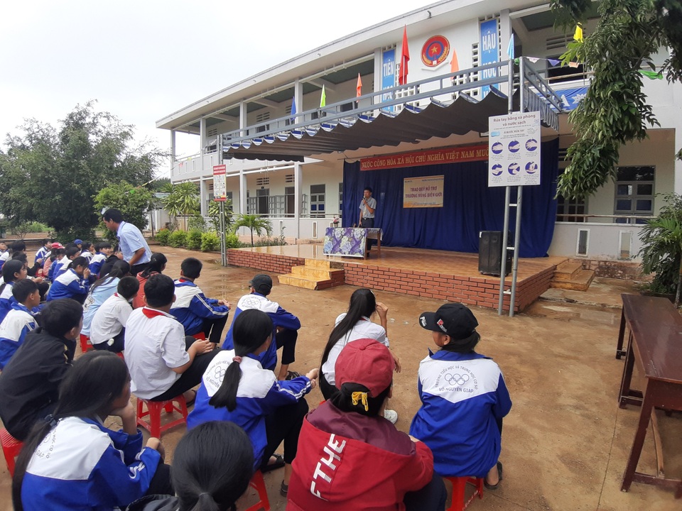 Thầy trò gian nan tìm nước sạch xúc động đón nhận sự giúp đỡ của bạn đọc - 2 Thầy trò gian nan tìm nước sạch xúc động đón nhận sự giúp đỡ của bạn đọc - 2