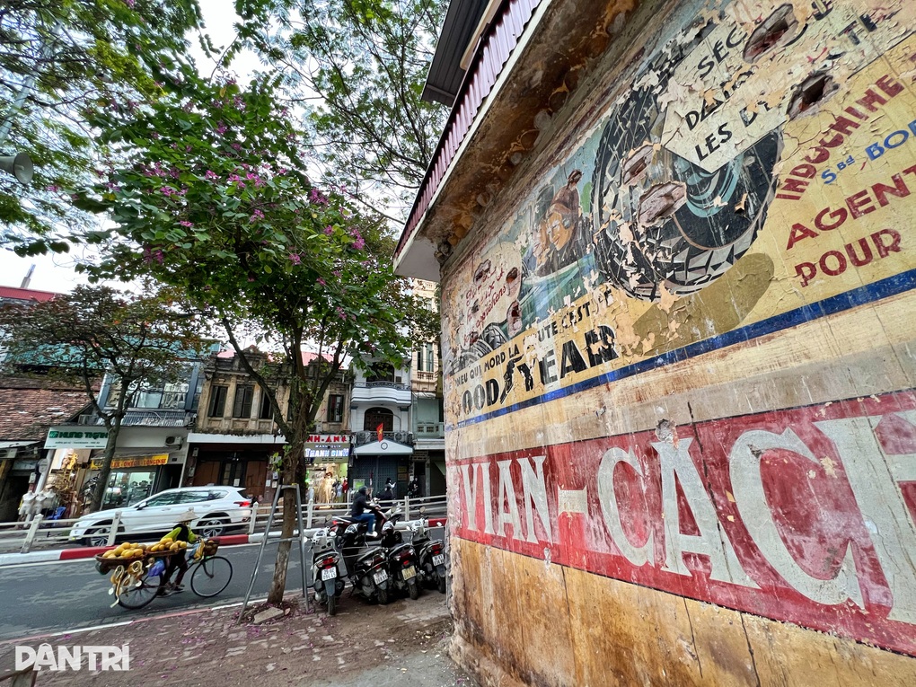 Có nên bảo tồn bức tường quảng cáo tiếng Pháp gần trăm năm tuổi ở Hà Nội? - 3
