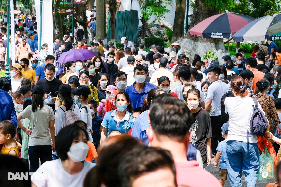 Công viên, hàng quán ở Hà Nội chật kín khách ngày đầu kỳ nghỉ lễ - 16 Công viên, hàng quán ở Hà Nội chật kín khách ngày đầu kỳ nghỉ lễ - 16