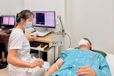 Hít 50 quả bóng cười mỗi ngày, nam thanh niên tê yếu chân tay