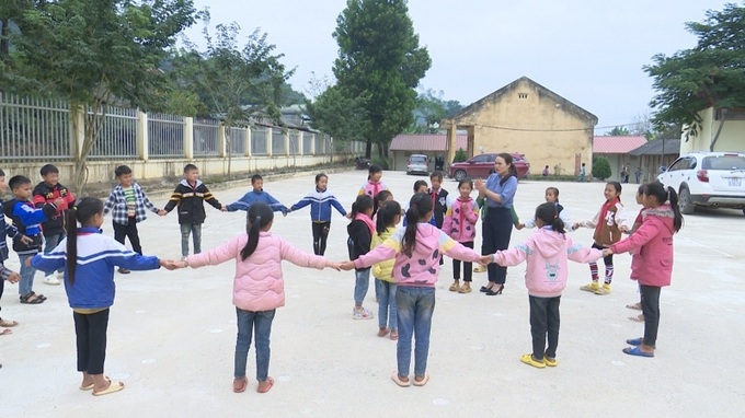 Các em học sinh dân tộc thiểu số được rèn luyện sức khỏe.