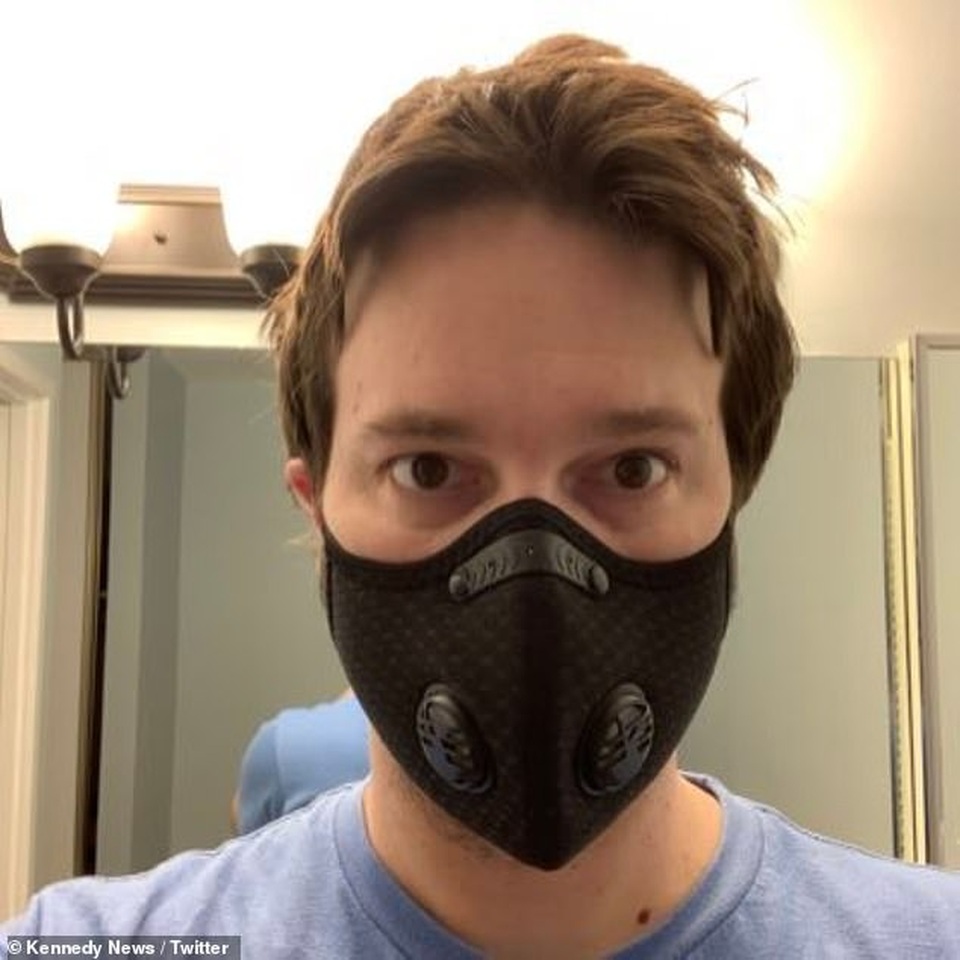 Mua nhiều giấy vệ sinh đến mức lôi ra chơi trò gạt tuyết - 2 Mua nhiều giấy vệ sinh đến mức lôi ra chơi trò gạt tuyết - 2