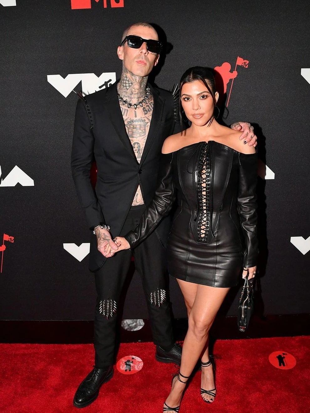 Kourtney Kardashian và chồng cũ Hoa hậu Mỹ tỏa sáng trên thảm đỏ VMA - 1 Kourtney Kardashian và chồng cũ Hoa hậu Mỹ tỏa sáng trên thảm đỏ VMA - 1