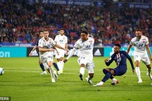 Lyon 0-1 PSG: Neymar lại sắm vai người hùng