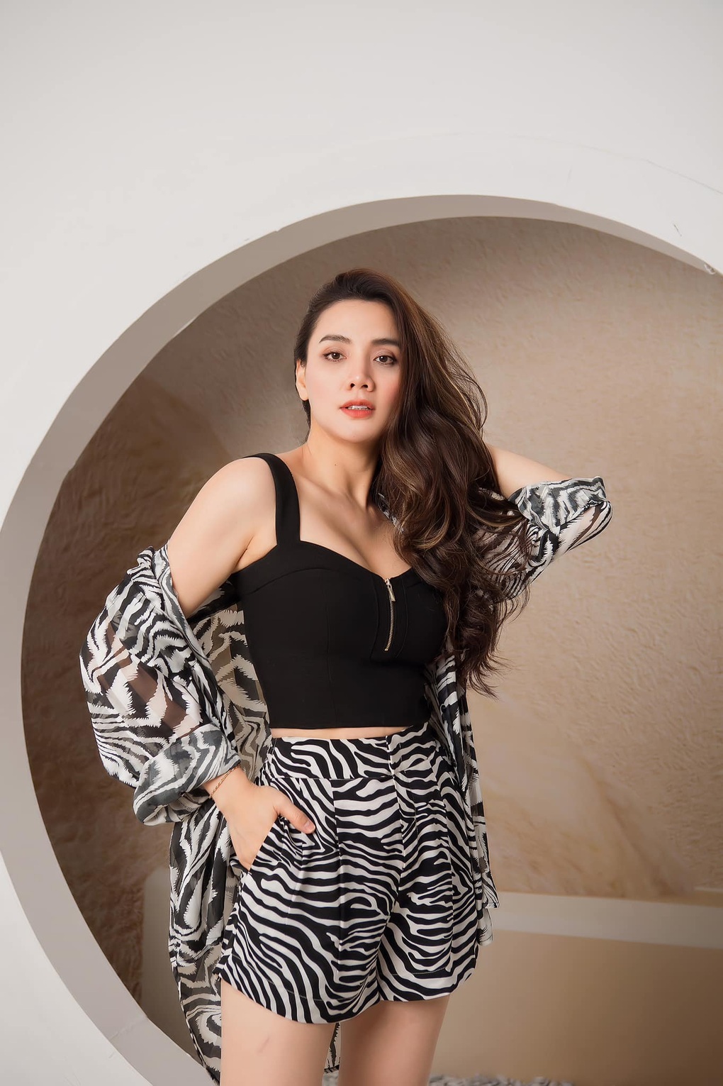 Trang Nhung tuổi 38: Chồng đạo diễn yêu chiều, chăm dát đồ hiệu xuống phố - 4 Trang Nhung tuổi 38: Chồng đạo diễn yêu chiều, chăm dát đồ hiệu xuống phố - 4