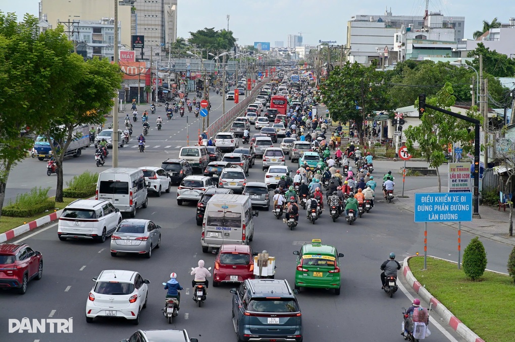 Người dân bắt đầu đi chơi lễ Quốc khánh, cửa ngõ TPHCM ùn ứ - 5 Người dân bắt đầu đi chơi lễ Quốc khánh, cửa ngõ TPHCM ùn ứ - 5