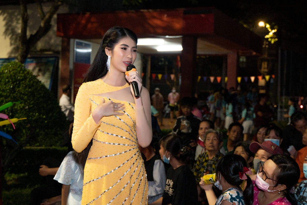 Hoa khôi Kiều Nhung lấn sân ca hát - 2 Hoa khôi Kiều Nhung lấn sân ca hát - 2