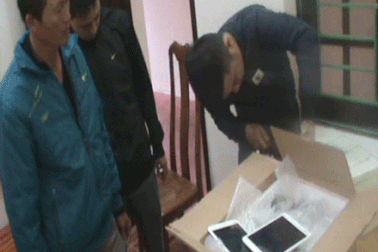 Nhận 500 nghìn đồng để vận chuyển 150 điện thoại Iphone và máy tính bảng lậu