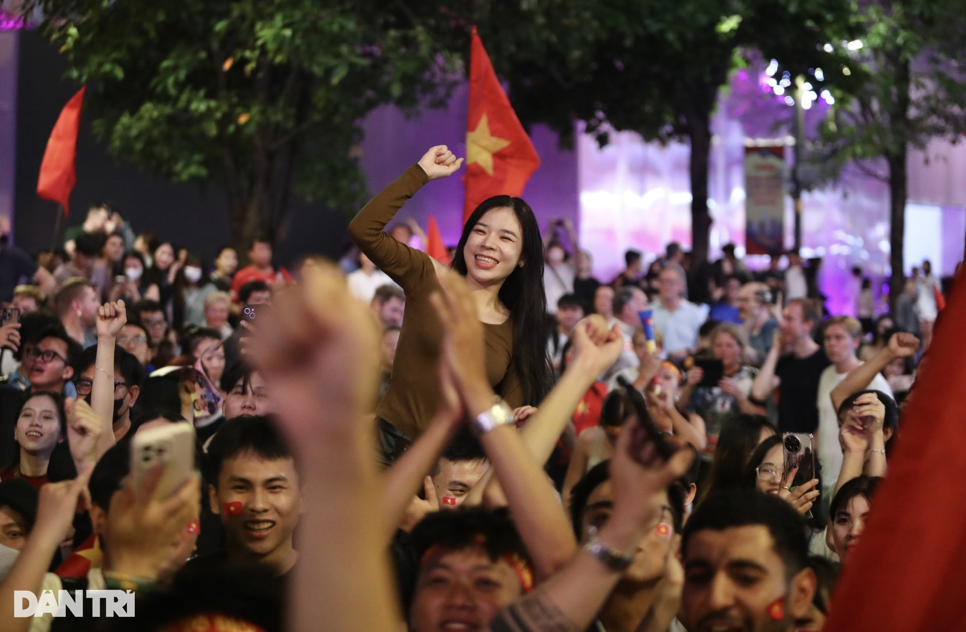 Người dân TPHCM nhảy tưng bừng khi tuyển Việt Nam vô địch ASEAN Cup 2024 - 12 Người dân TPHCM nhảy tưng bừng khi tuyển Việt Nam vô địch ASEAN Cup 2024 - 12