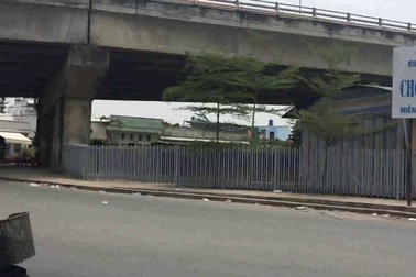 Rác dưới dạ cầu Cái Răng