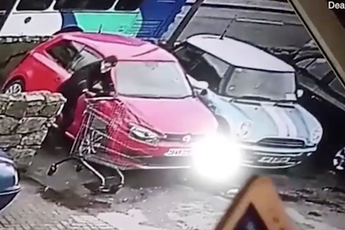 Trút giận lên xe đẩy, người đàn ông lãnh hậu quả bẽ mặt