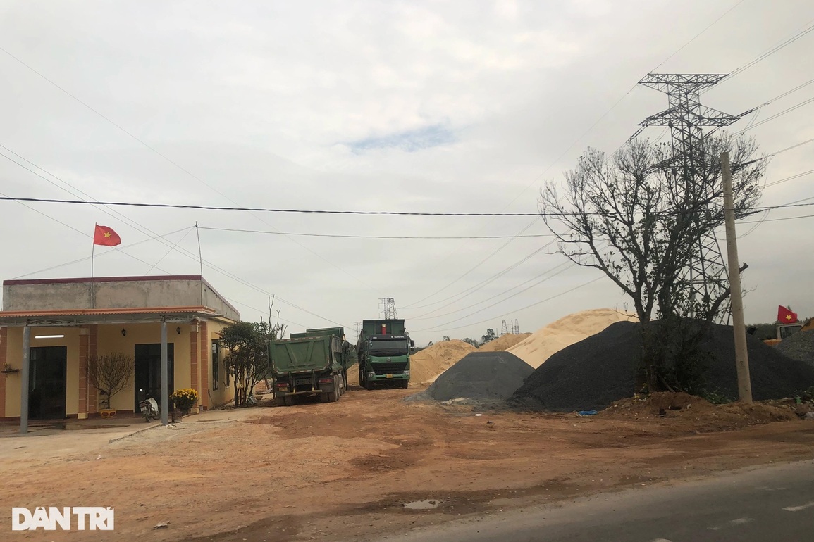 Bất an khi bãi tập kết vật liệu nằm ngay dưới đường điện cao thế - 2 Bất an khi bãi tập kết vật liệu nằm ngay dưới đường điện cao thế - 2