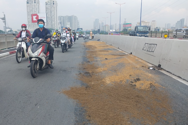 Hàng loạt người, xe trượt ngã trên cầu Sài Gòn