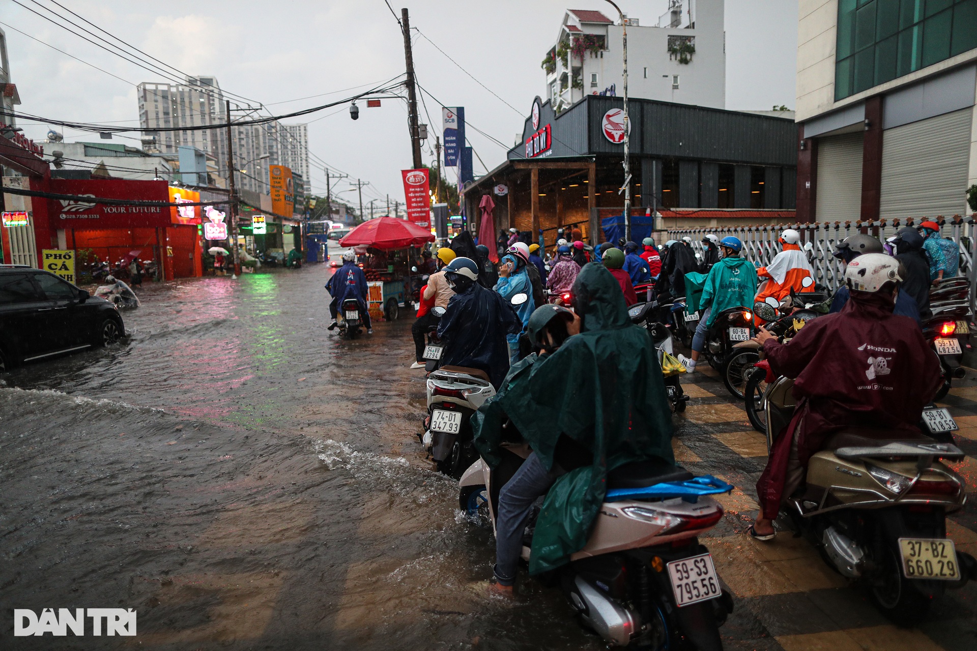 Người dân lội nước đẩy ô tô qua đường ngập sau mưa lớn ở TP Thủ Đức - 3 Người dân lội nước đẩy ô tô qua đường ngập sau mưa lớn ở TP Thủ Đức - 3