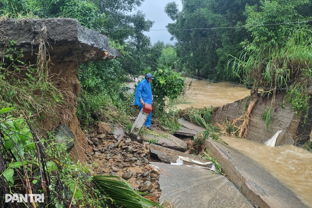Dùng ròng rọc cấp lương thực cho hơn 1.200 người dân bị cô lập do cầu sập - 3