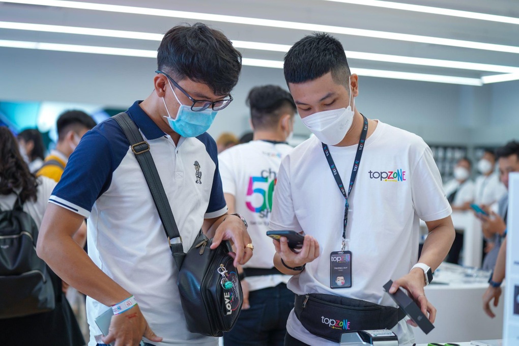 iFan xếp hàng 2 tiếng không mệt vì TopZone bất ngờ tặng iPhone 13 Pro Max miễn phí - 4 iFan xếp hàng 2 tiếng không mệt vì TopZone bất ngờ tặng iPhone 13 Pro Max miễn phí - 4