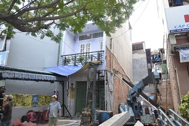 Nhà 3 tầng bất ngờ bị nghiêng ở trung tâm TPHCM