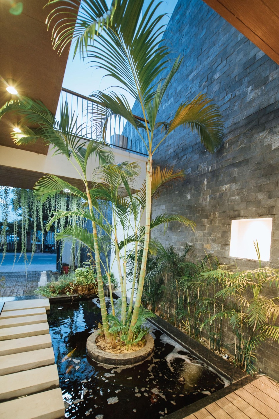 Nhà Quảng Bình có hồ cá Koi tuyệt đẹp giúp gia chủ về nhà như nghỉ dưỡng - 3 Nhà Quảng Bình có hồ cá Koi tuyệt đẹp giúp gia chủ về nhà như nghỉ dưỡng - 3