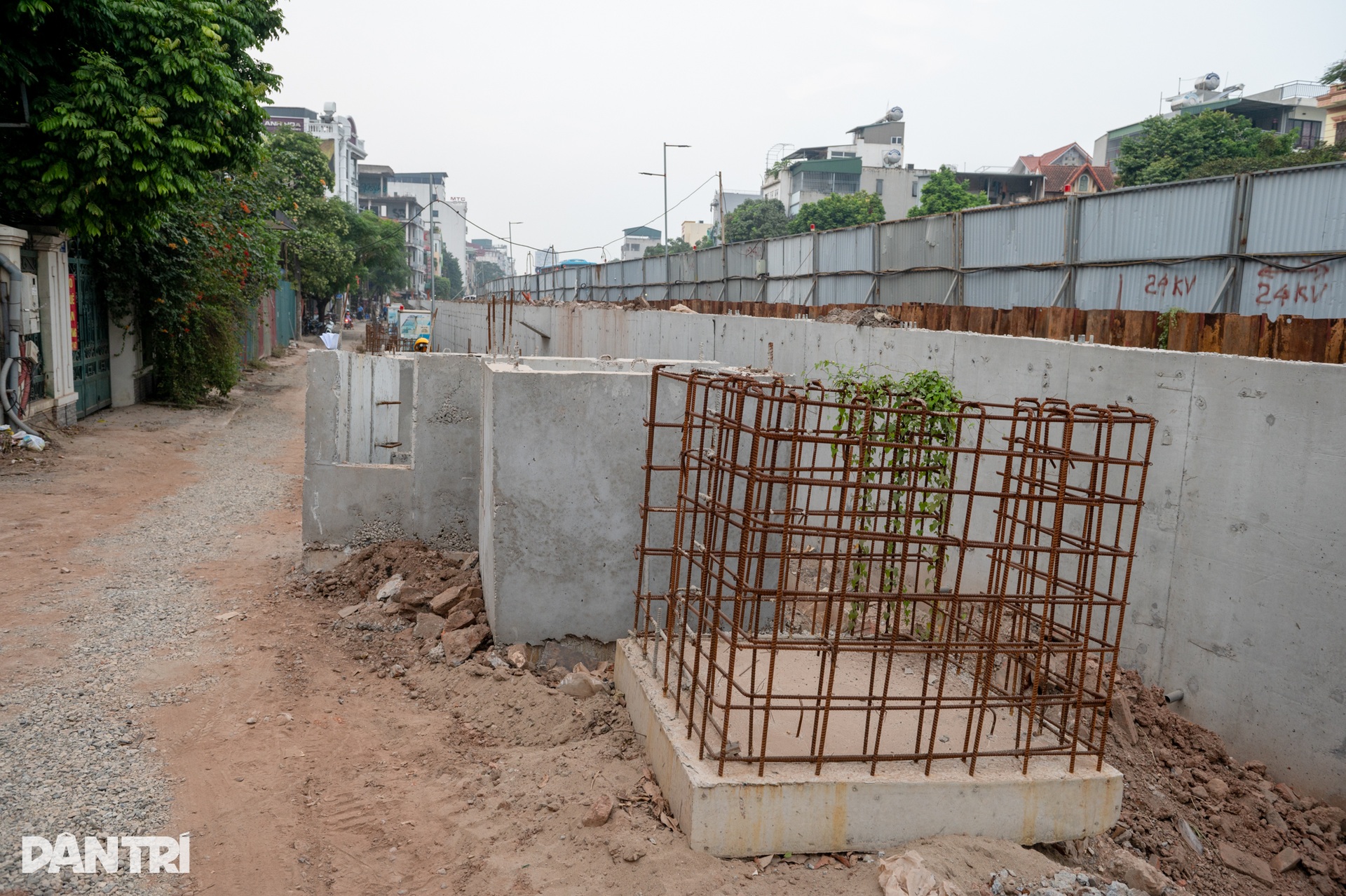 Dự án hạ đê Âu Cơ chậm tiến độ, người dân triền miên chịu ùn tắc, bụi bặm - 10 Dự án hạ đê Âu Cơ chậm tiến độ, người dân triền miên chịu ùn tắc, bụi bặm - 10