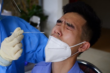 Có thể lây Covid-19 từ tay người lấy mẫu xét nghiệm hay không?