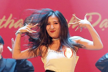 Ngắm vũ điệu quyến rũ của nữ sinh ĐH Quốc gia Hà Nội