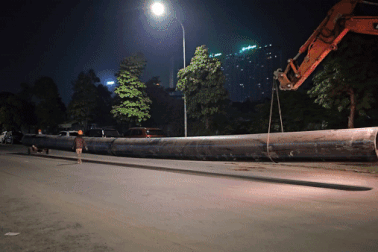 Xuyên đêm theo công nhân đào đường, lắp đặt ống dẫn nước sạch khổng lồ