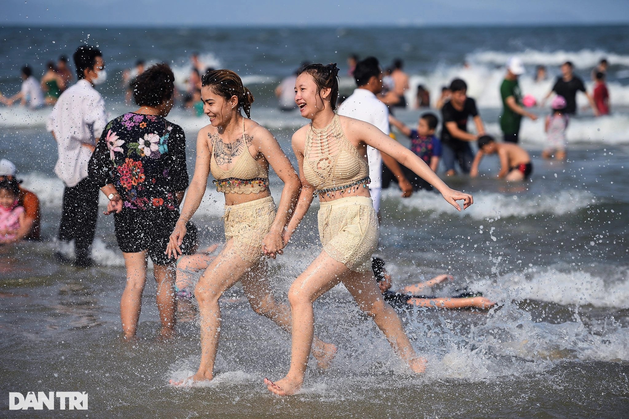 Hàng chục nghìn người đổ về biển Vũng Tàu vui chơi, tắm mát - 4 Hàng chục nghìn người đổ về biển Vũng Tàu vui chơi, tắm mát - 4