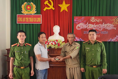 Người đàn ông nhặt được bọc tiền khi đi làm vườn