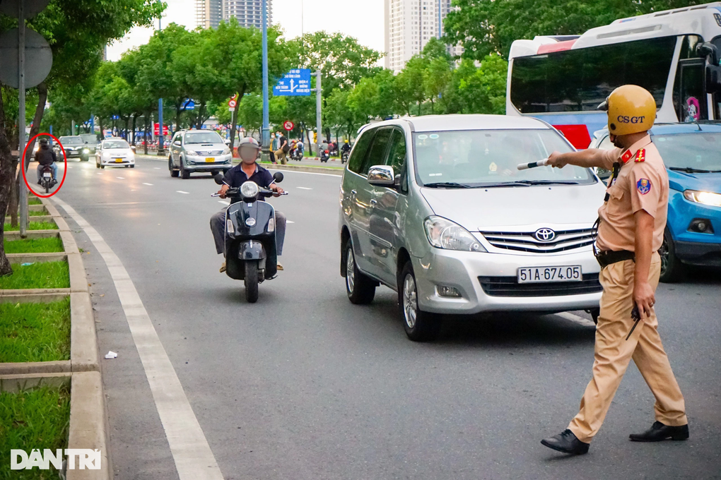 Người vi phạm cuống quýt tăng ga bỏ chạy, phóng ngược chiều khi gặp CSGT - 1 Người vi phạm cuống quýt tăng ga bỏ chạy, phóng ngược chiều khi gặp CSGT - 1