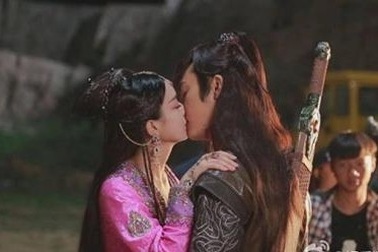 Trần Vỹ Đình “bấn loạn” với màn “khóa môi” cùng Triệu Lệ Dĩnh