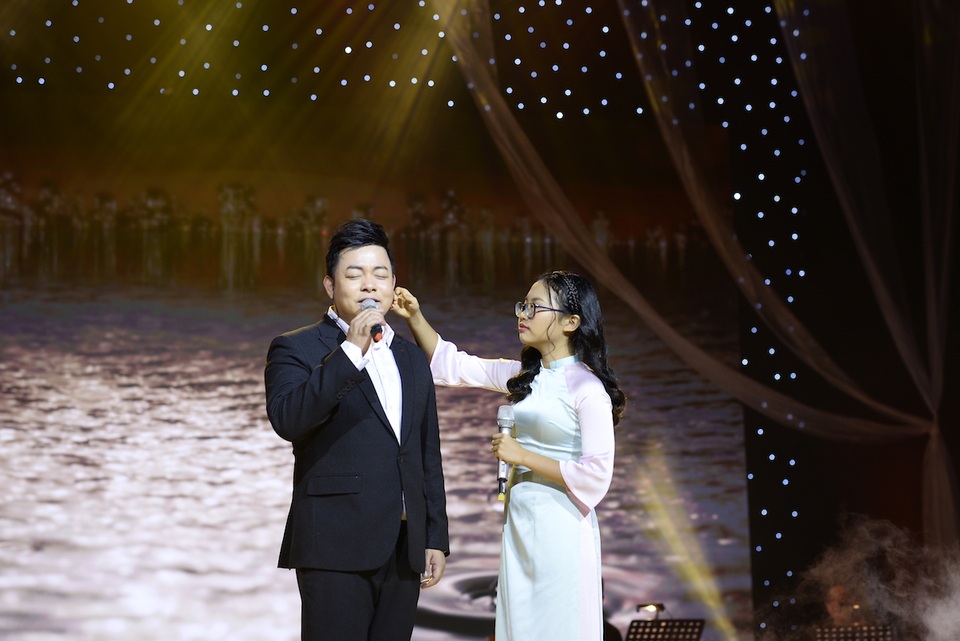 Phương Mỹ Chi bất ngờ rời công ty của ba nuôi Quang Lê sau 6 năm - 4 Phương Mỹ Chi bất ngờ rời công ty của ba nuôi Quang Lê sau 6 năm - 4