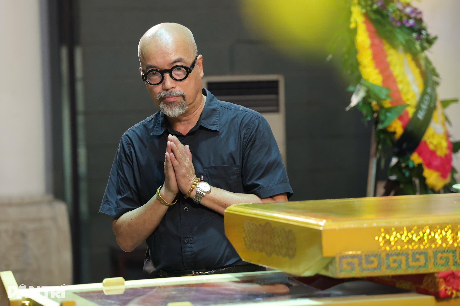 Gia đình, đông đảo nghệ sĩ tiễn đưa họa sĩ Lê Thiết Cương - 7 Gia đình, đông đảo nghệ sĩ tiễn đưa họa sĩ Lê Thiết Cương - 7