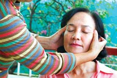 Xoa huyệt đạo chữa cảm mạo, nhức đầu