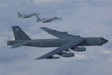 Cận cảnh “pháo đài bay” B-52 Mỹ bay qua Biển Đông