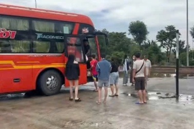 Tài xế và chủ xe khách bị phạt 32,5 triệu đồng do chở 50/42 khách trên xe