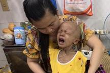 Người mẹ chạy vạy mượn tiền để cứu con gái gầy trơ xương