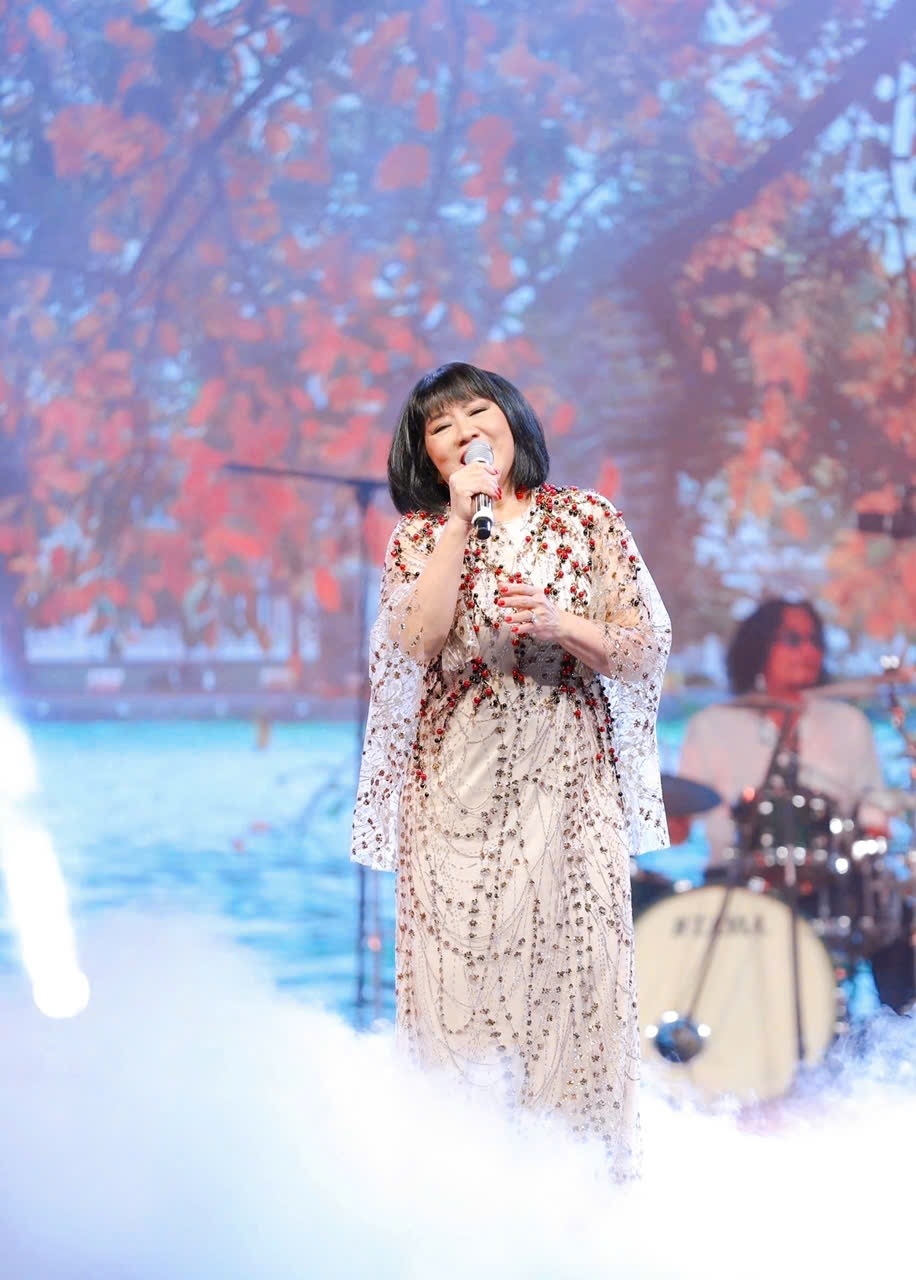 Cam Van war bewegt, im Herbsthimmel von Hanoi zu singen - 1 Cẩm Vân xúc động khi được hát giữa trời thu Hà Nội - 1