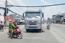 Hai vợ chồng chết thảm dưới bánh xe tải ở Sài Gòn