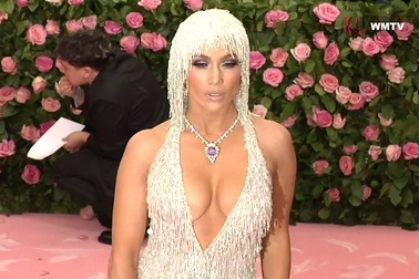 Jennifer Lopez sành điệu dự Met Gala