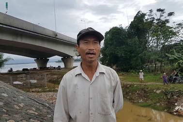 Người dân yêu cầu di dời hoặc làm kè để bảo vệ