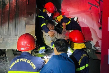 Cảnh sát giải cứu tài xế mắc kẹt trong cabin xe đầu kéo