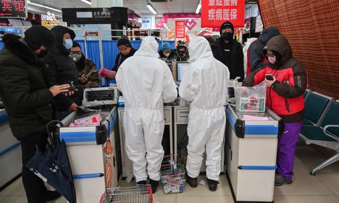 Cảnh báo nguy hiểm về khả năng lây lan của virus corona: Lây từ người sang người chỉ trong vòng 15 phút, virus có thể "bay" tới 2m - Ảnh 3. Cảnh báo nguy hiểm về khả năng lây lan của virus corona: Lây từ người sang người chỉ trong vòng 15 phút, virus có thể "bay" tới 2m - Ảnh 3.