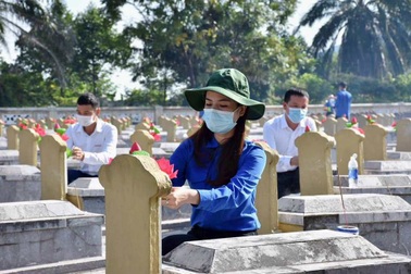 Hà Tĩnh: Dâng gần 6.000 đóa sen hồng lên các phần mộ liệt sĩ