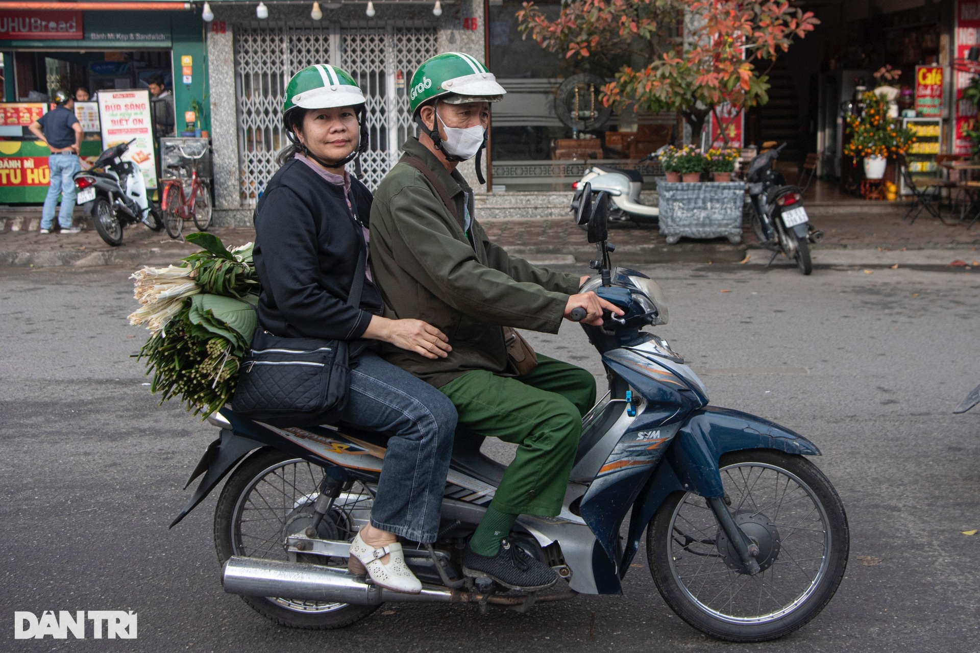 Lá dong đắt gấp 3, người dân vẫn phấn khởi mua gói bánh chưng - 12 Lá dong đắt gấp 3, người dân vẫn phấn khởi mua gói bánh chưng - 12