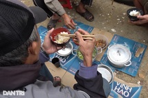 Cảnh "ngồi đất ăn cơm, đêm ngủ vạ vật" của tài xế tắc biên ở Lạng Sơn