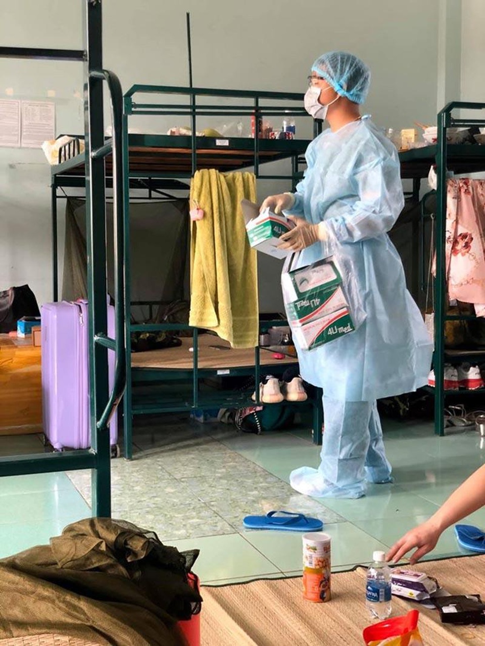 Chàng trai trở về từ Séc mở “tiệm tạp hóa Cô Vy” trong khu cách ly - 7 Chàng trai trở về từ Séc mở “tiệm tạp hóa Cô Vy” trong khu cách ly - 7