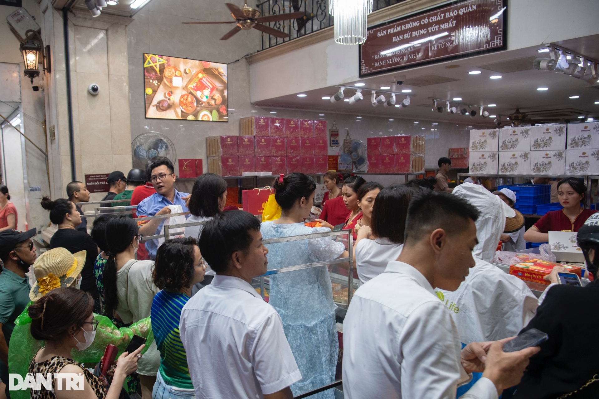 Đứng hàng giờ dưới mưa chờ mua bánh trung thu ở Hà Nội - 10