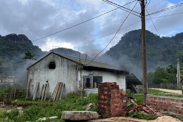 Trạm điện năng lượng mặt trời bất ngờ phát nổ, bốc cháy