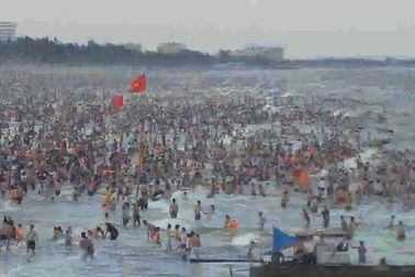 Nghìn nghịt người dân và du khách tắm biển giải nhiệt tại Thanh Hóa.