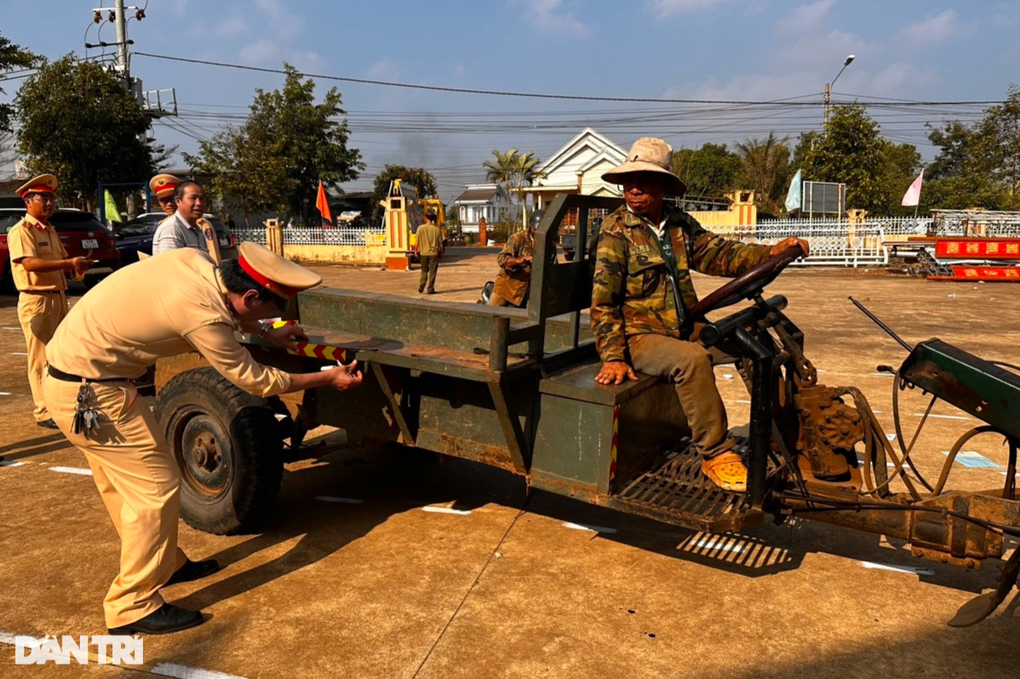 CSGT dán phản quang vào máy cày cho hàng trăm nông dân - 3 CSGT dán phản quang vào máy cày cho hàng trăm nông dân - 3